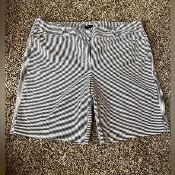 Ann Taylor Signature Blue and White Shorts - Size Women’s 16 - Picture 1 of 4